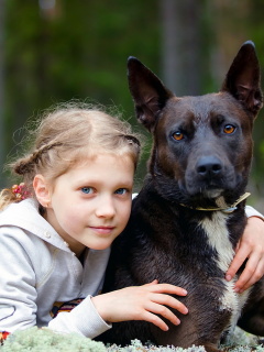 Обои Dog with Little Girl 240x320