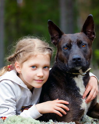 Kostenloses Dog with Little Girl Wallpaper für 480x640