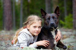 Dog with Little Girl papel de parede para celular 