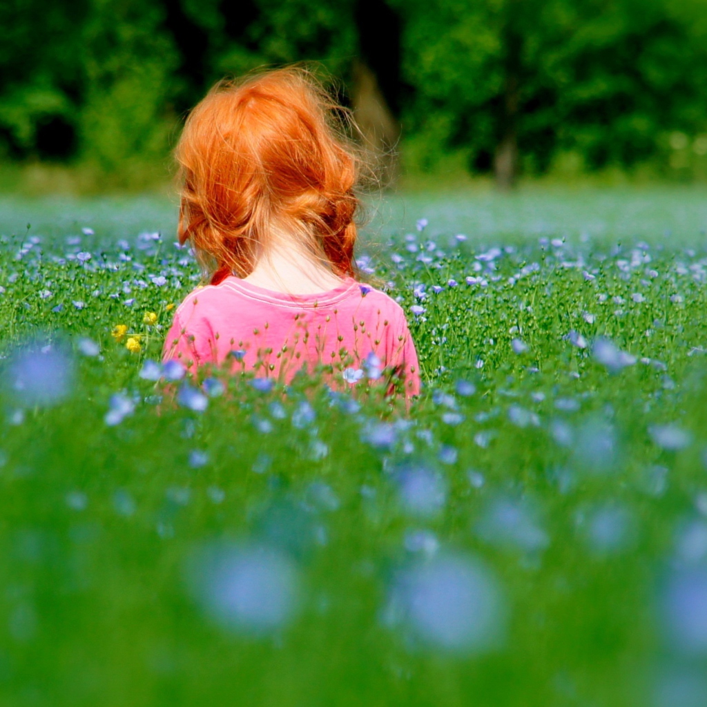 Fondo de pantalla Redhead Child Girl Behind Green Grass 1024x1024