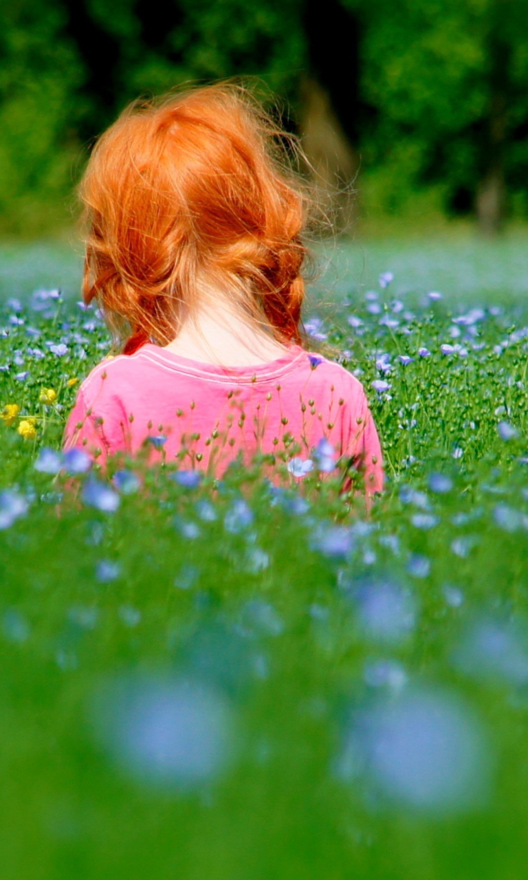 Обои Redhead Child Girl Behind Green Grass 768x1280