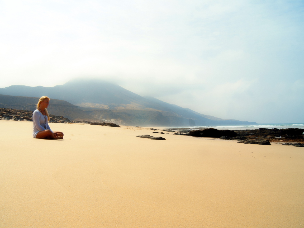 Screenshot №1 pro téma Girl Sitting On Beach 1152x864