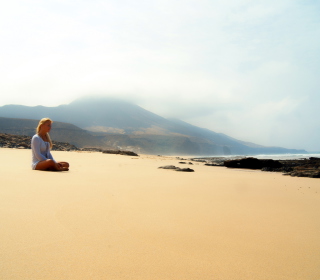 Girl Sitting On Beach - Obrázkek zdarma pro 1024x1024