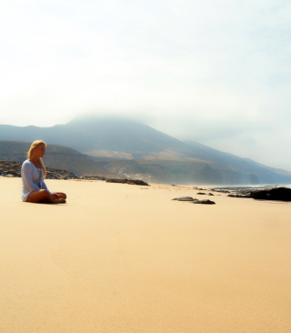 Girl Sitting On Beach - Obrázkek zdarma pro iPhone 3G