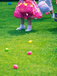 Обои Easter Egg Hunt 240x320