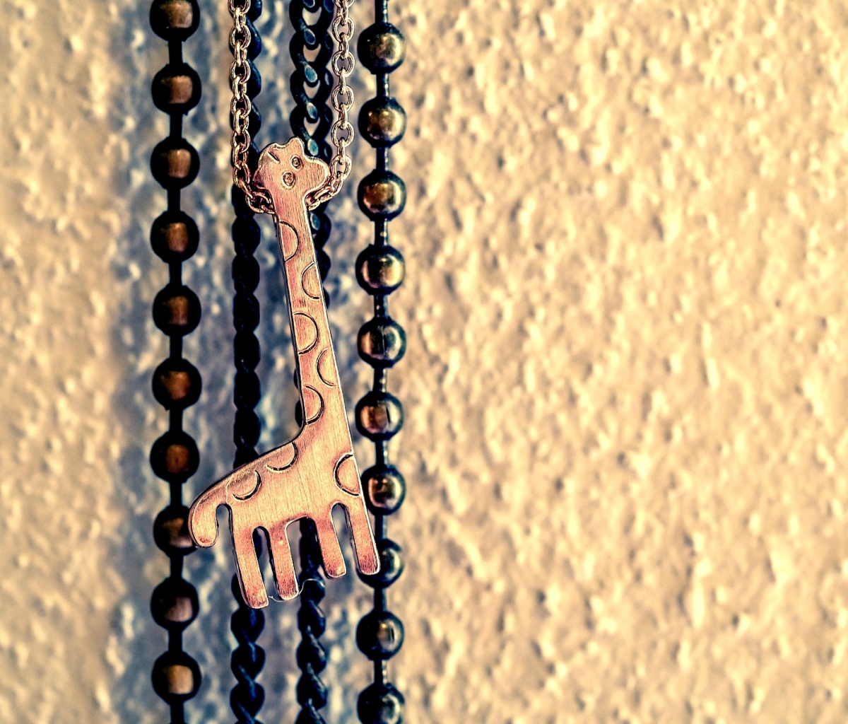 Обои Lovely Giraffe Pendant 1200x1024