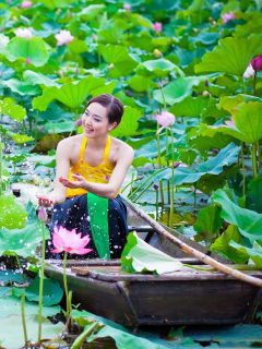 Cute Asian Girl In Boat screenshot #1 240x320