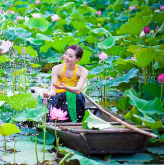 Cute Asian Girl In Boat - Obrázkek zdarma pro iPad 2