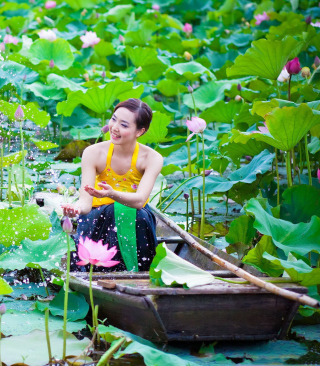 Cute Asian Girl In Boat - Obrázkek zdarma pro 128x160