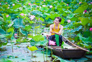 Cute Asian Girl In Boat - Obrázkek zdarma pro 720x320