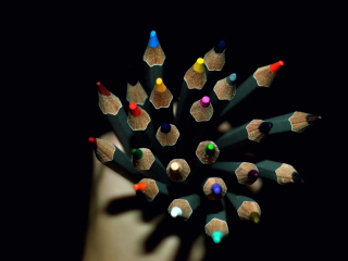 Das Colorful Pencils In Hand Wallpaper 320x240