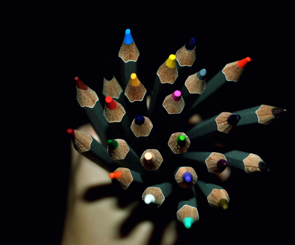 Das Colorful Pencils In Hand Wallpaper 960x800