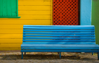 Colorful Houses and Bench papel de parede para celular 