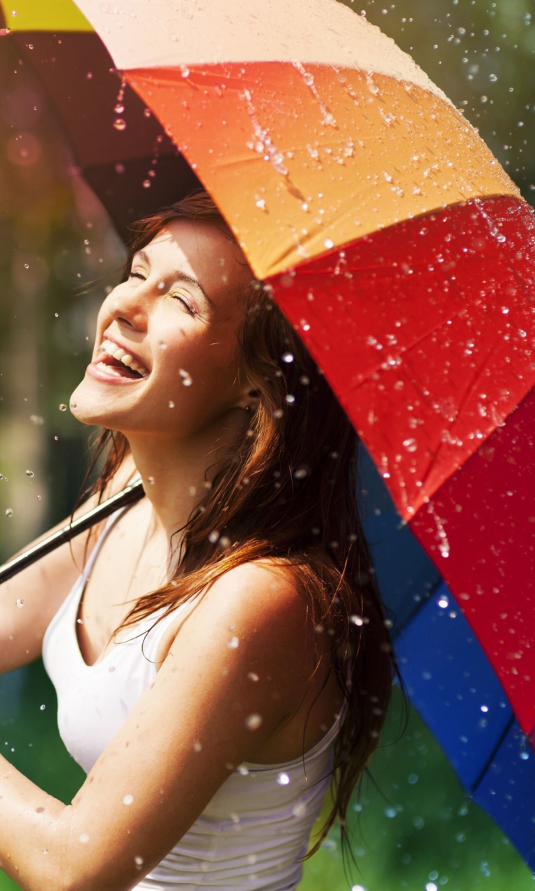 Das Happy Girl With Rainbow Umbrella Under Summer Rain Wallpaper 768x1280