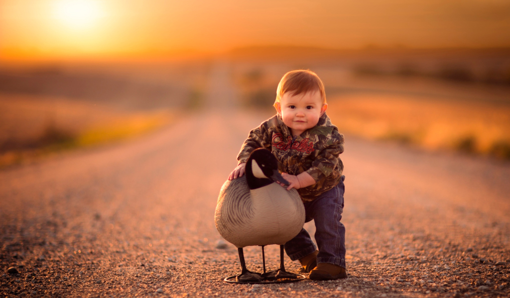 Funny Child With Duck wallpaper 1024x600