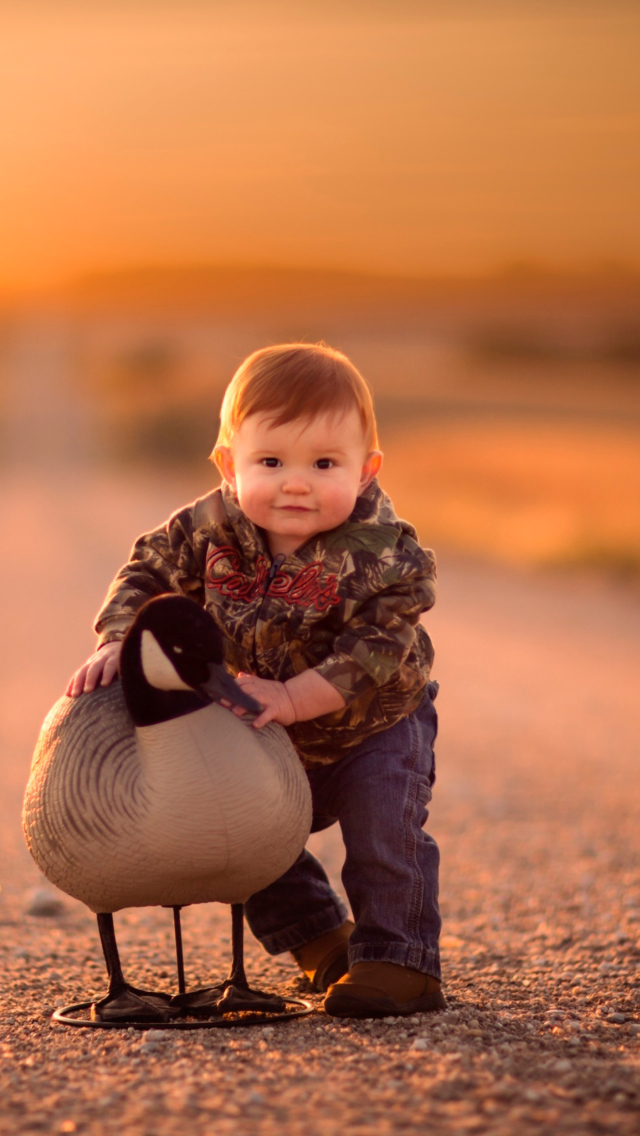 Das Funny Child With Duck Wallpaper 640x1136