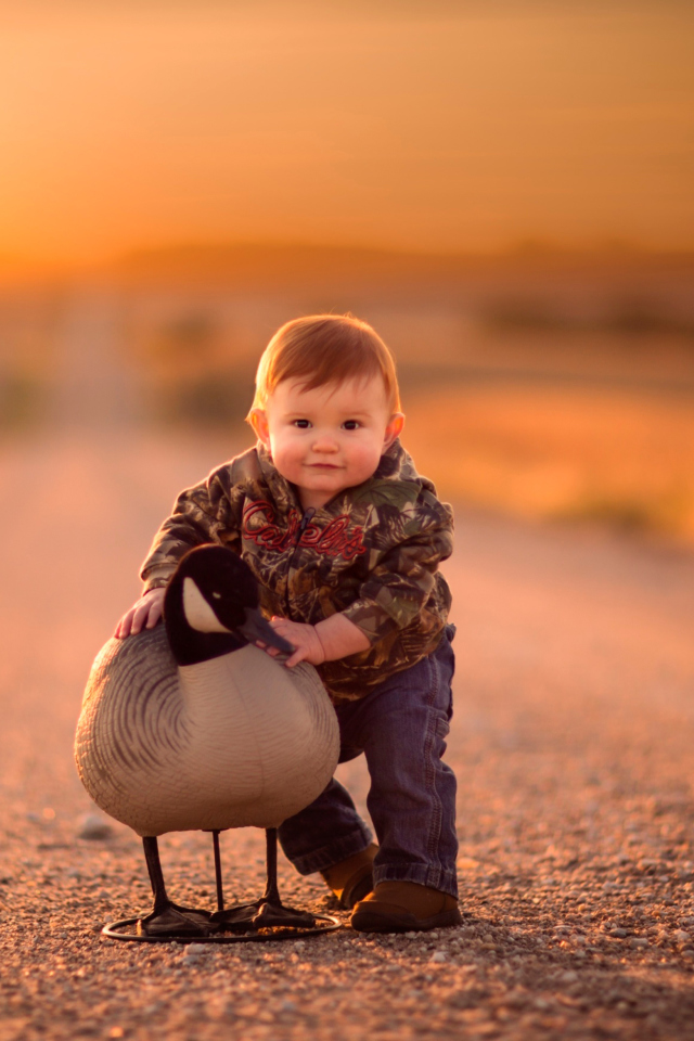 Обои Funny Child With Duck 640x960