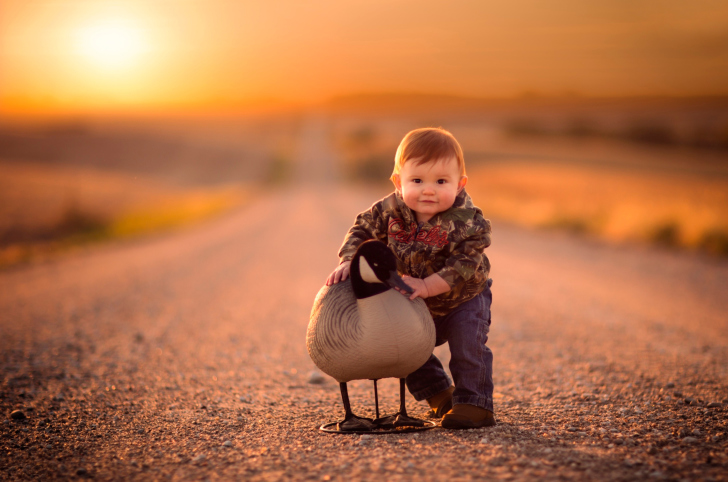 Das Funny Child With Duck Wallpaper