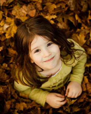 Child In Leaves - Obrázkek zdarma pro 480x640