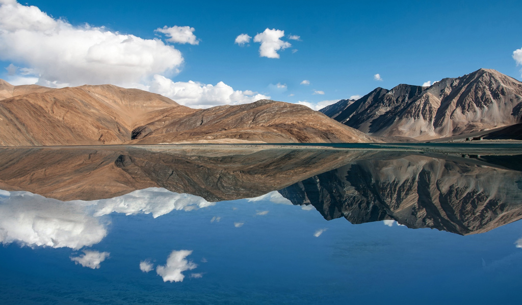 Fondo de pantalla Pangong Tso lake in Tibet 1024x600