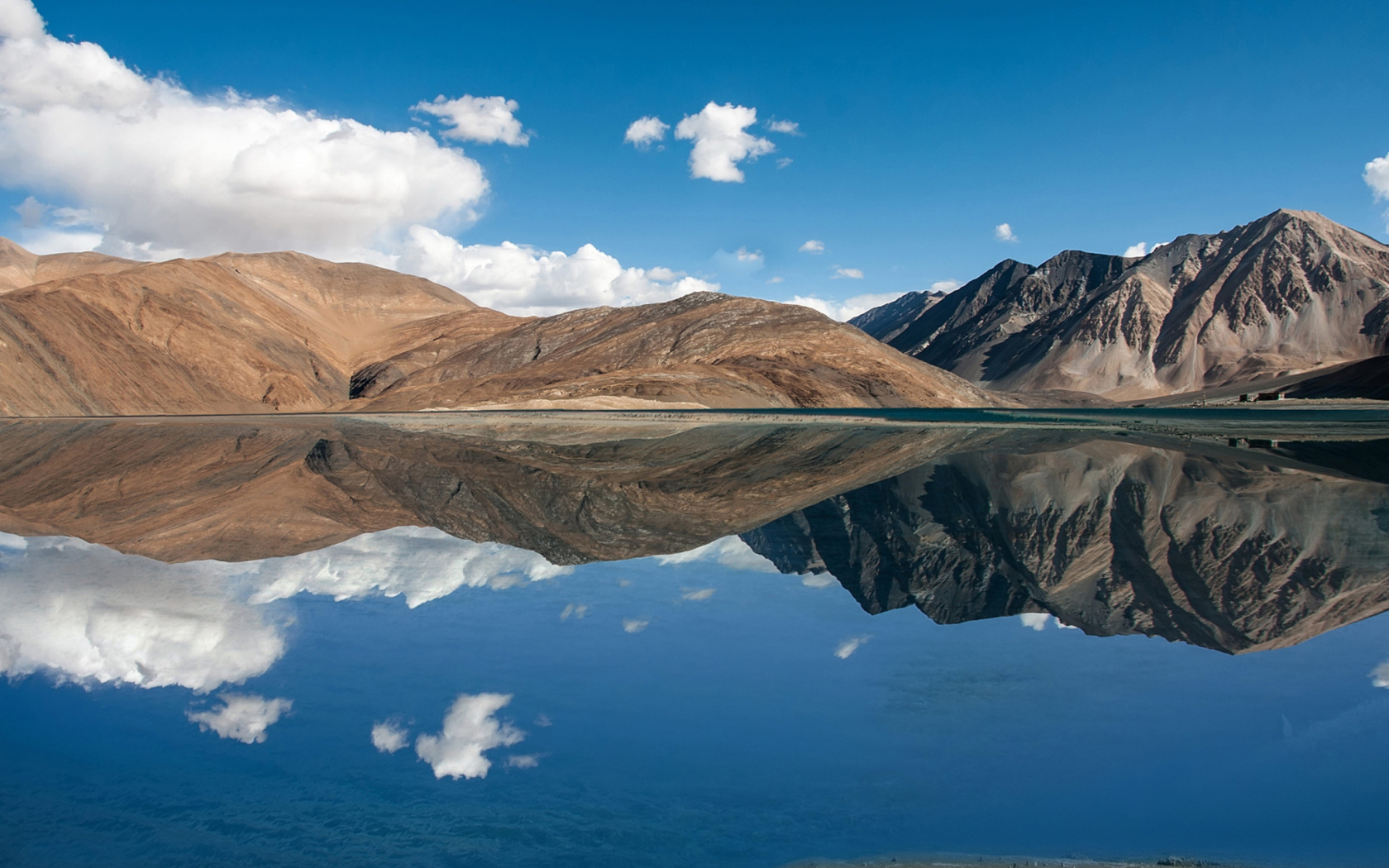 Das Pangong Tso lake in Tibet Wallpaper 1680x1050