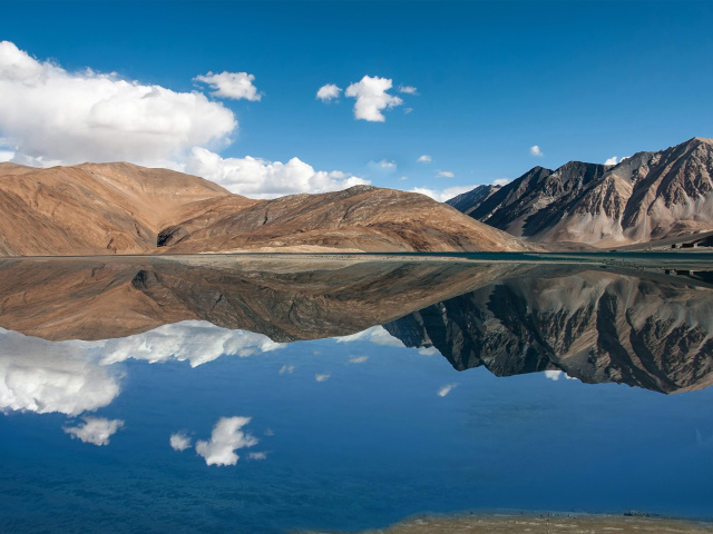 Das Pangong Tso lake in Tibet Wallpaper 640x480