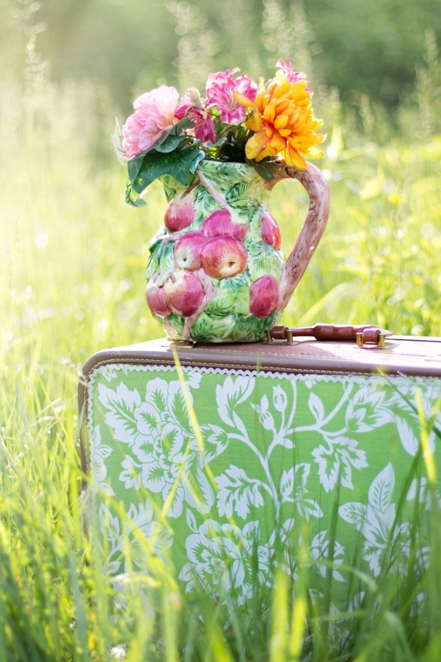 Bouquet in Creative Vase wallpaper 640x960