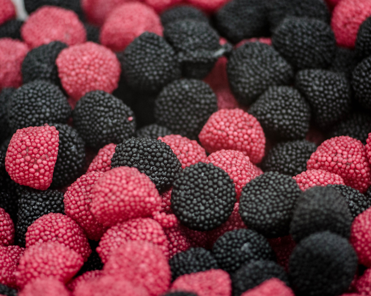 Sfondi Pink and Black Berries Candies 1280x1024