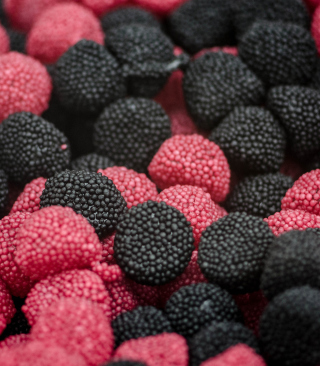 Pink and Black Berries Candies - Obrázkek zdarma pro 320x480