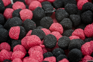 Pink and Black Berries Candies - Obrázkek zdarma 