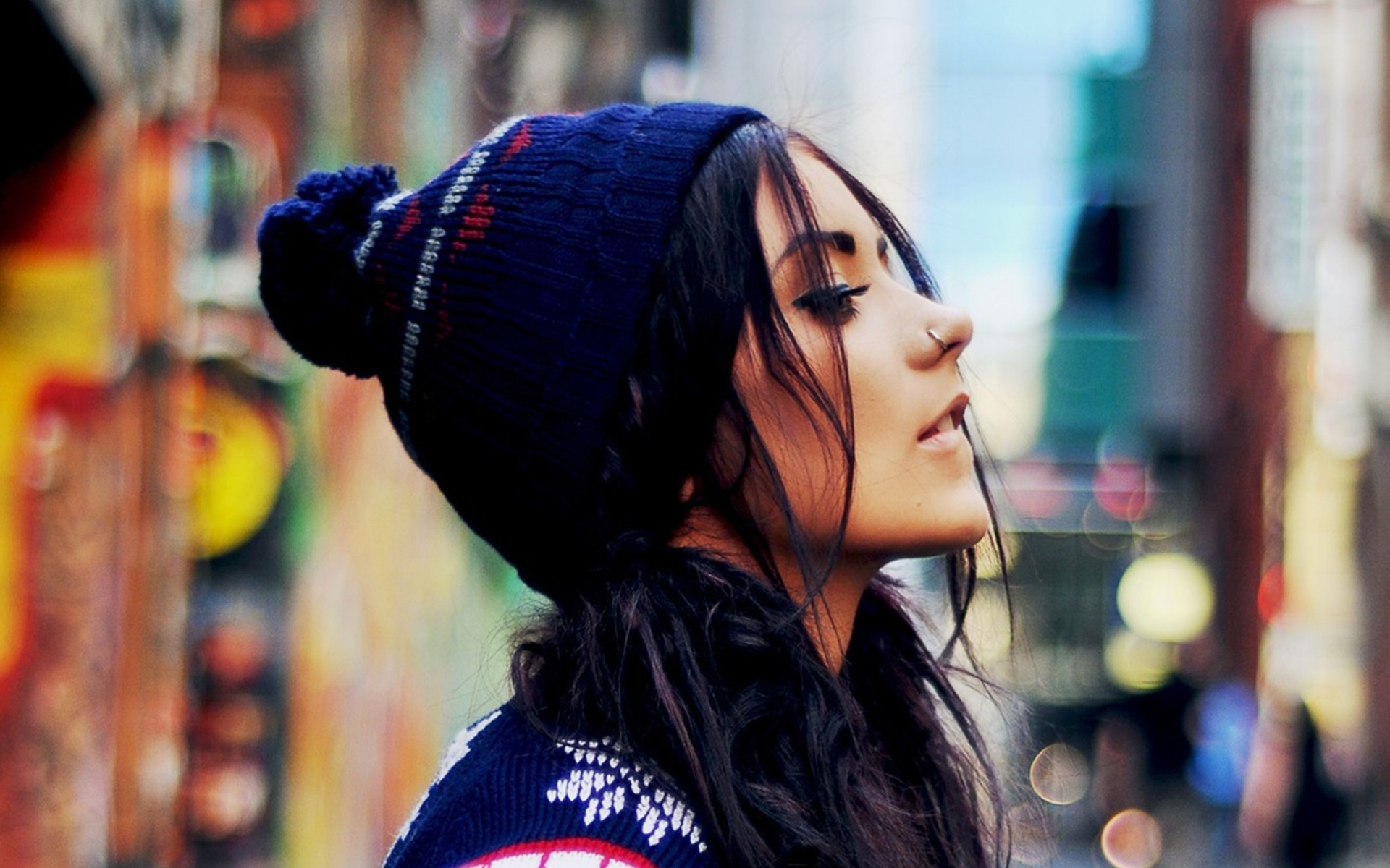 Screenshot №1 pro téma Brunette Wearing Hat 1920x1200