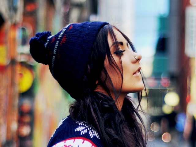 Screenshot №1 pro téma Brunette Wearing Hat 640x480