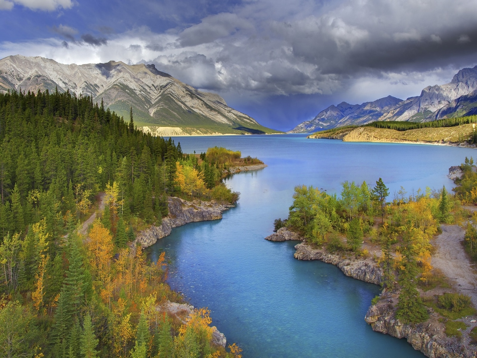 Banff National Park in Canada wallpaper 1600x1200