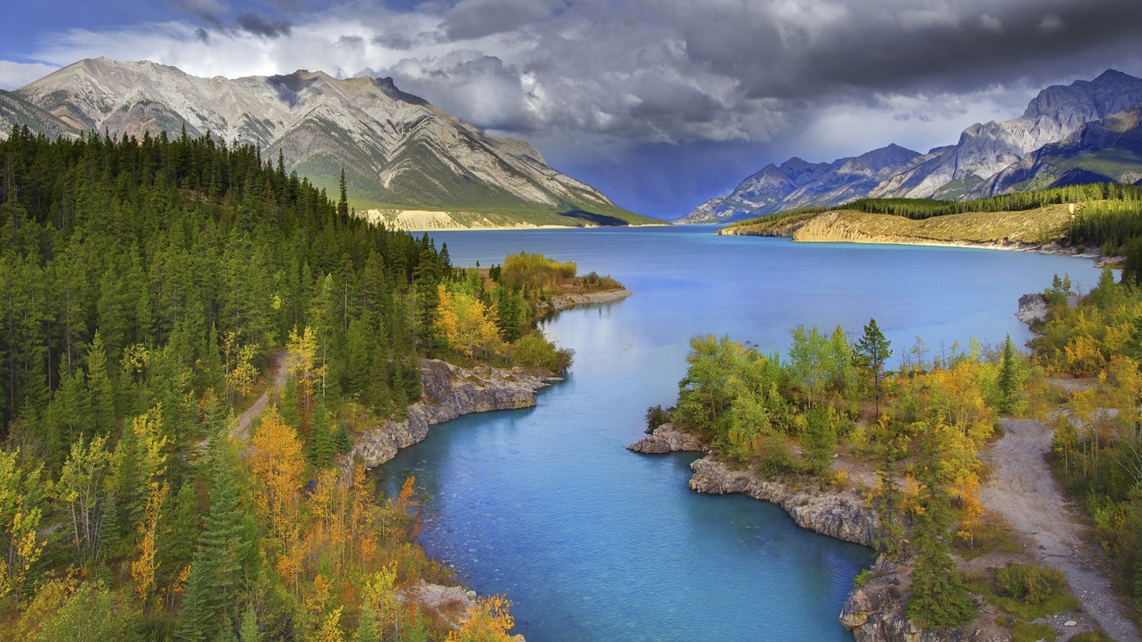 Fondo de pantalla Banff National Park in Canada 1600x900