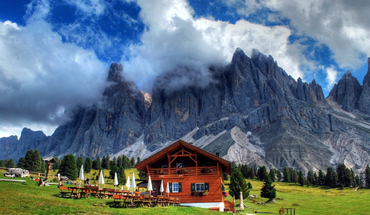 Fondo de pantalla Wooden House In Alps