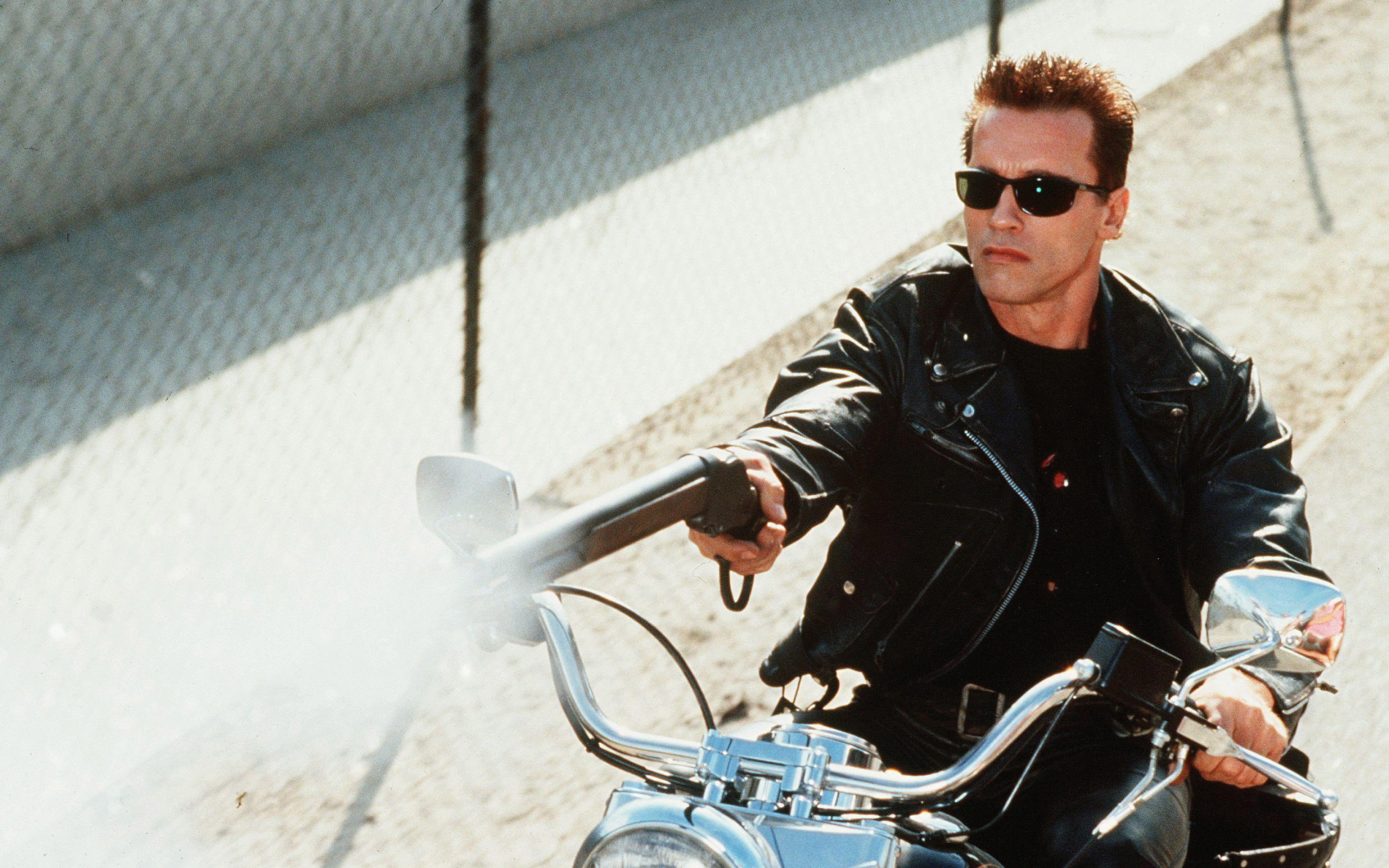 Fondo de pantalla Arnold Schwarzenegger in Terminator 2 2560x1600