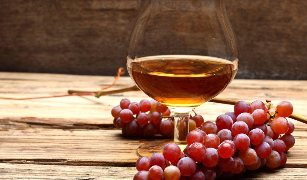Fondo de pantalla Cognac and grapes 1024x600