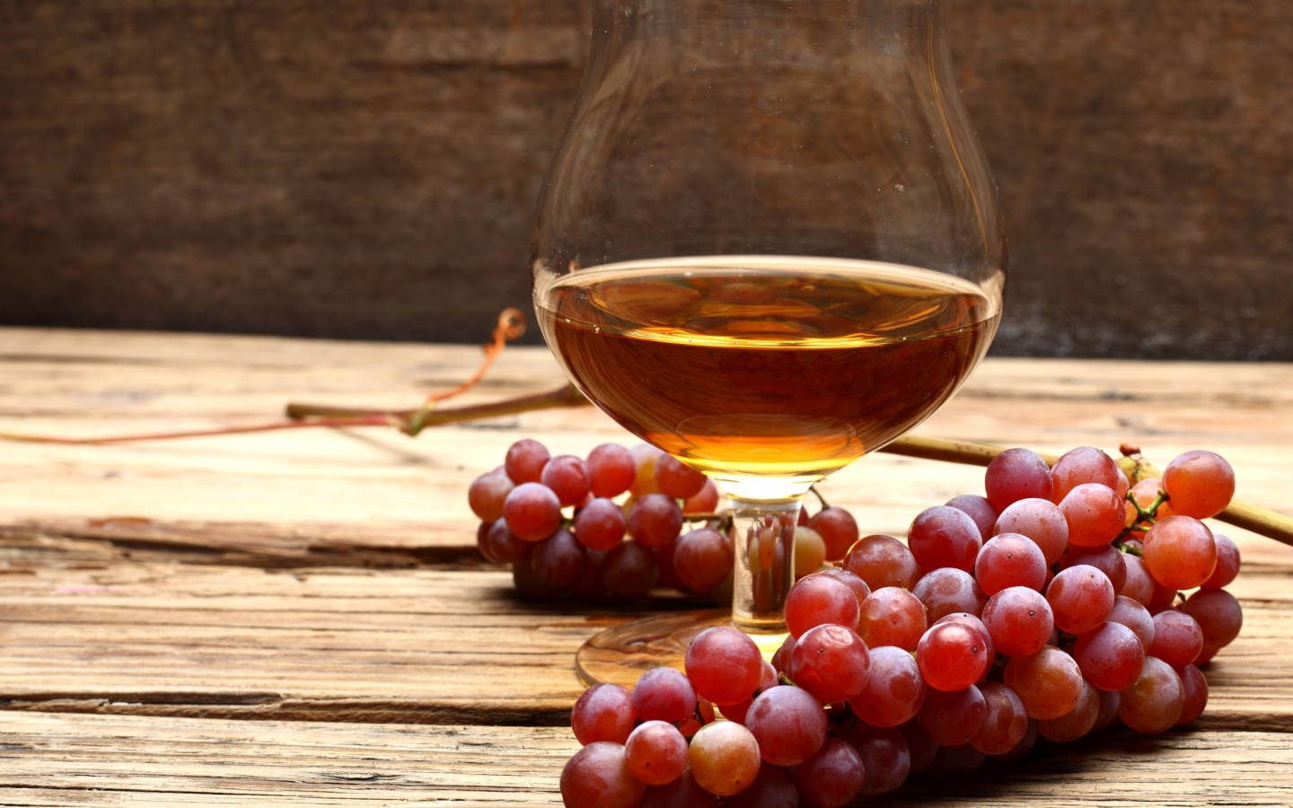 Fondo de pantalla Cognac and grapes 1440x900