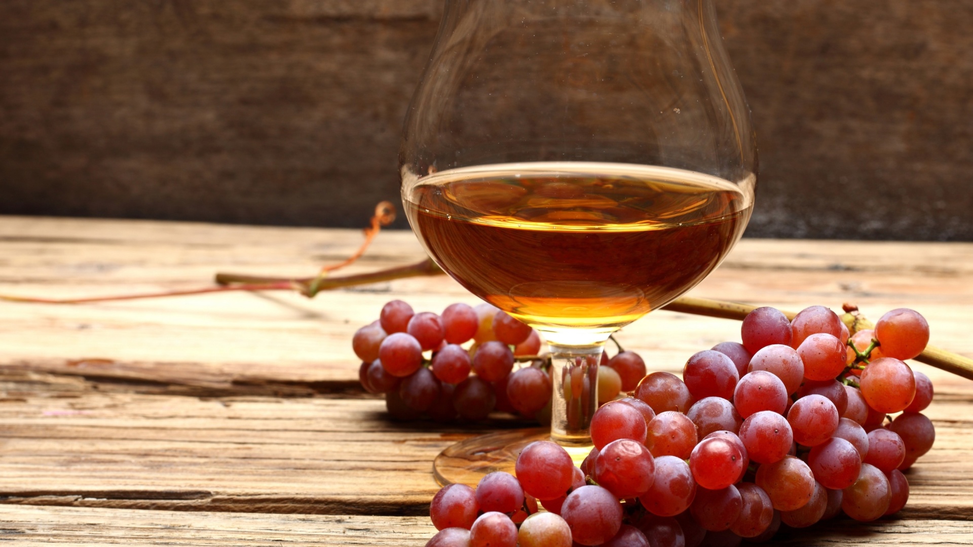 Обои Cognac and grapes 1920x1080
