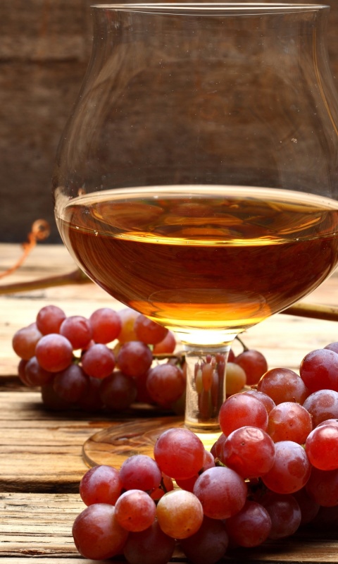 Fondo de pantalla Cognac and grapes 480x800