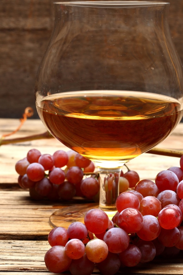 Das Cognac and grapes Wallpaper 640x960