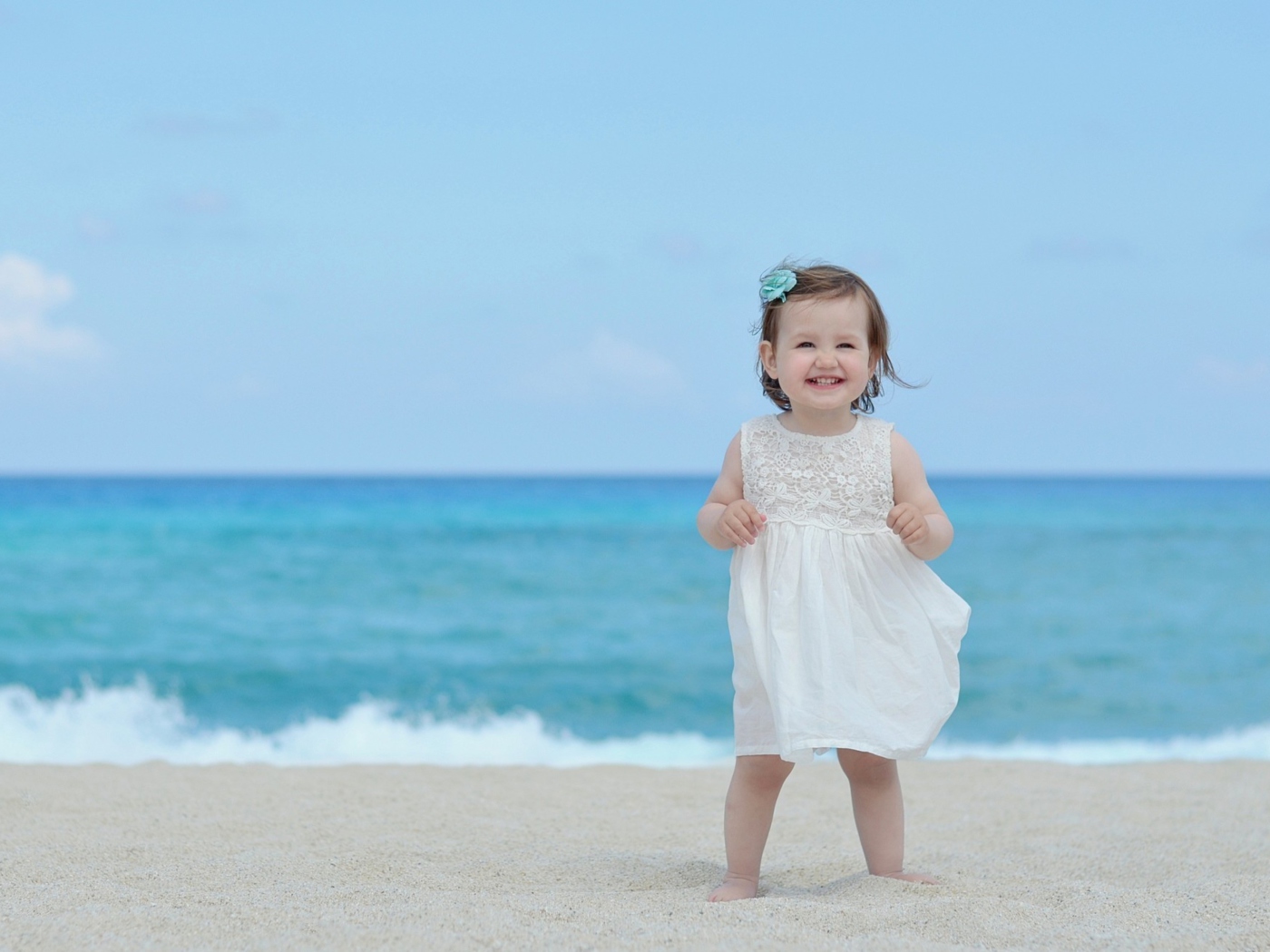 Das Little Angel At Beach Wallpaper 1400x1050