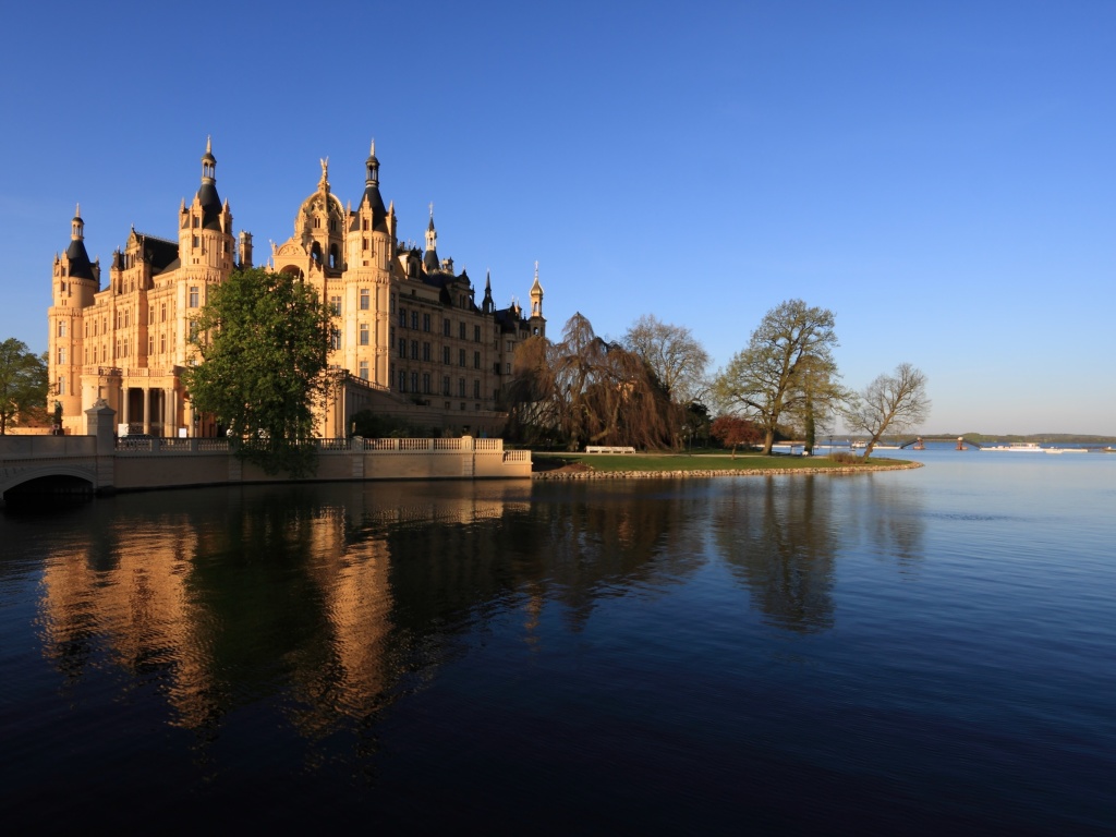 Fondo de pantalla Schwerin Palace in Mecklenburg Vorpommern 1024x768