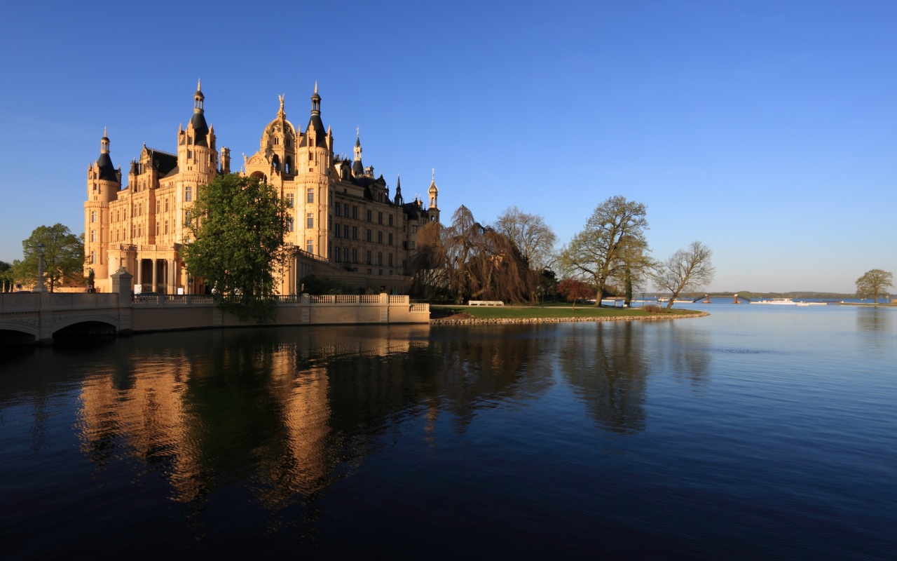 Fondo de pantalla Schwerin Palace in Mecklenburg Vorpommern 1280x800