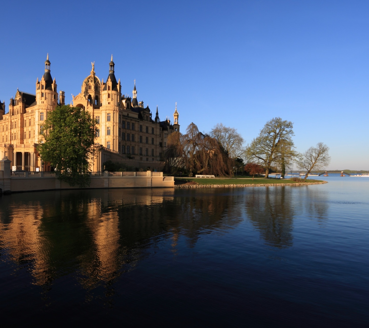 Screenshot №1 pro téma Schwerin Palace in Mecklenburg Vorpommern 1440x1280