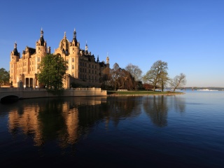 Sfondi Schwerin Palace in Mecklenburg Vorpommern 320x240