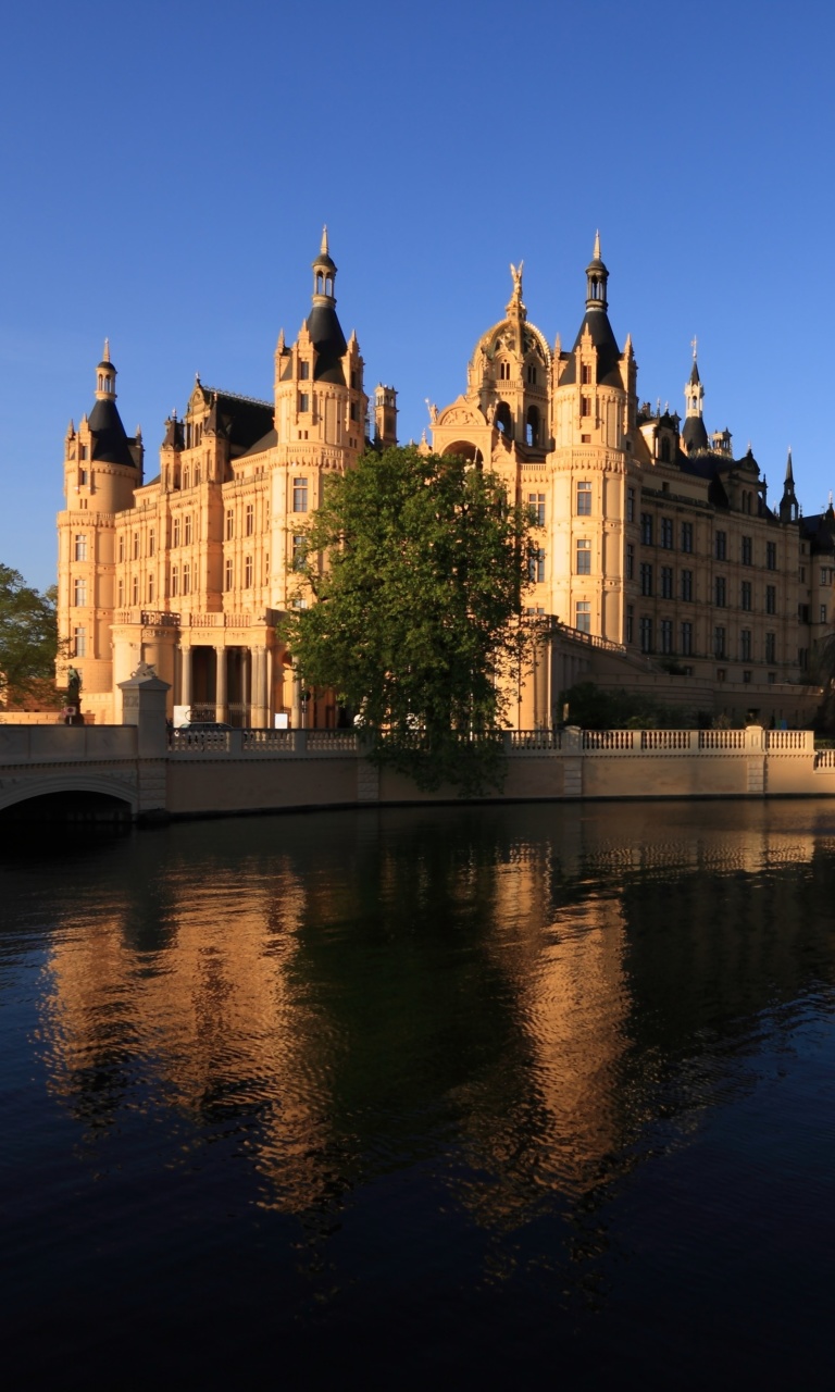 Обои Schwerin Palace in Mecklenburg Vorpommern 768x1280