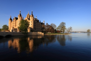 Schwerin Palace in Mecklenburg Vorpommern Background for Android, iPhone and iPad