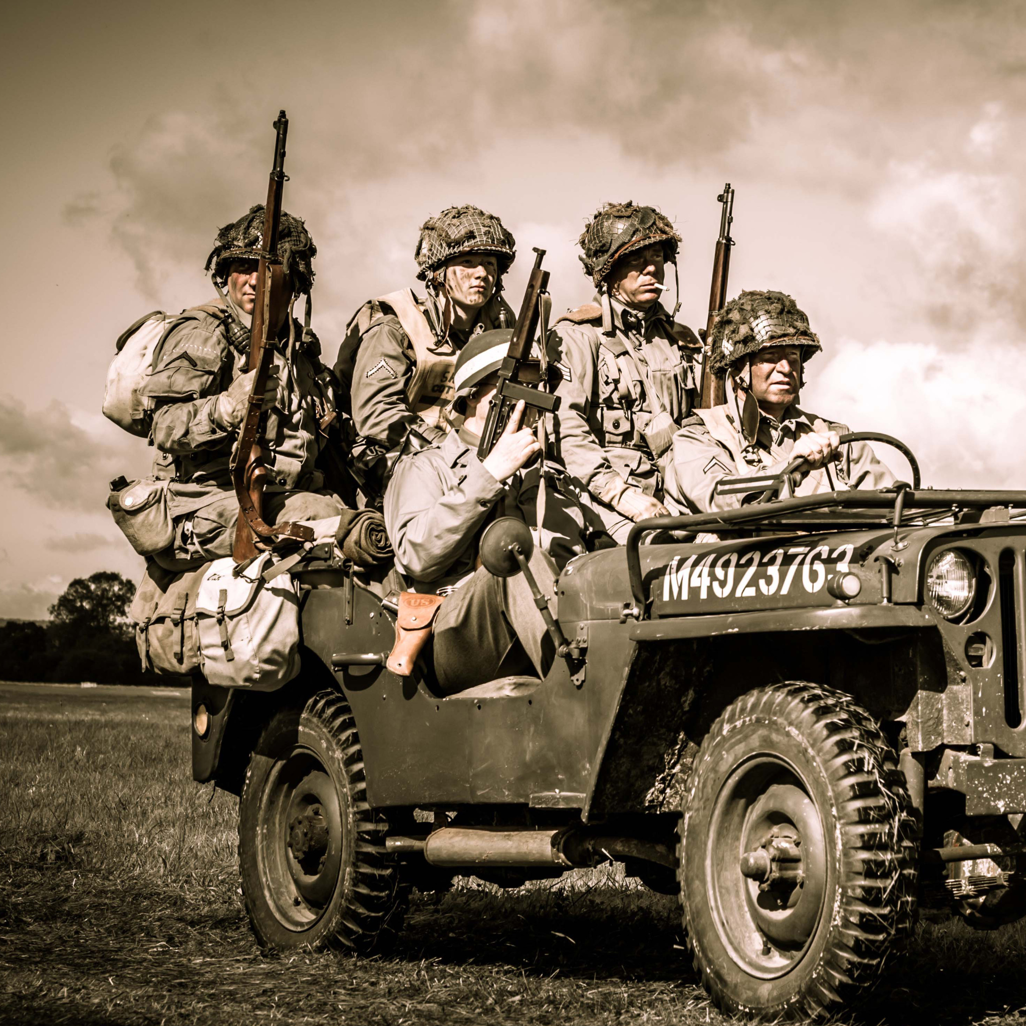 Fondo de pantalla Soldiers on Jeep 2048x2048