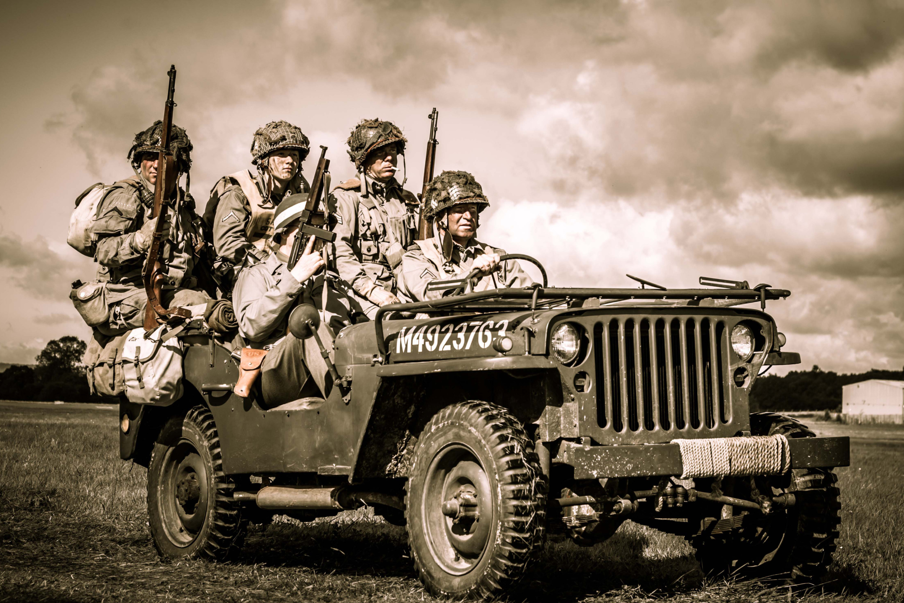 Fondo de pantalla Soldiers on Jeep 2880x1920